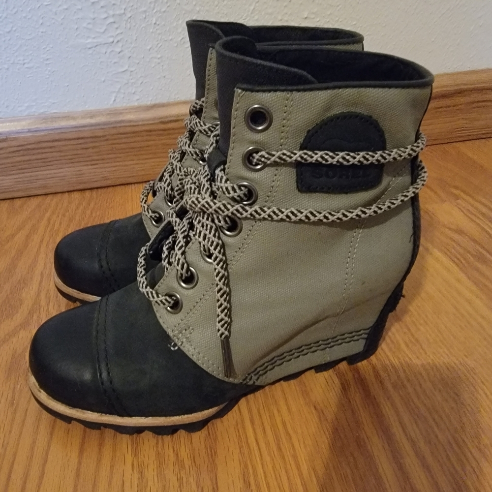 Women's Sorel wedge, Size 7, light khaki green and black